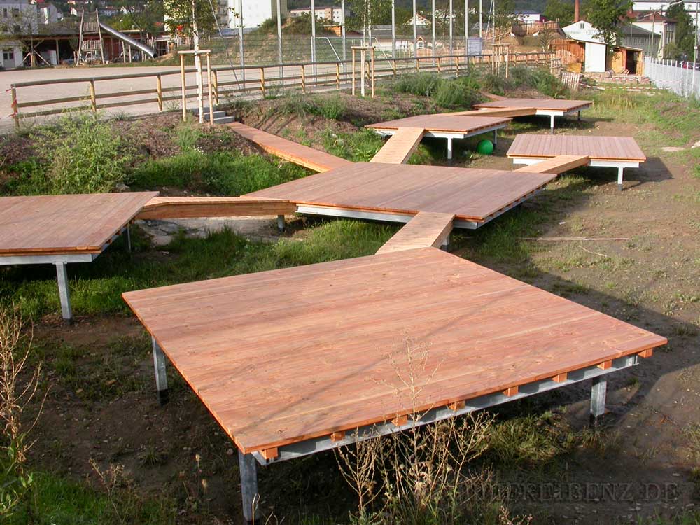 Spielterrasse auf Metall-Unterkonstruktion,  Kinderzentrum Würzburg