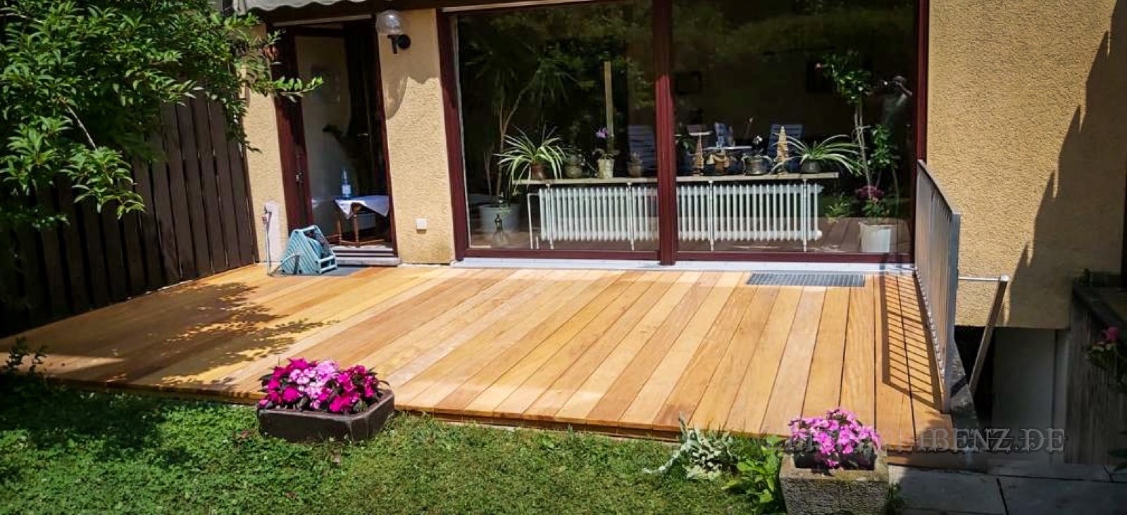 Terrasse belegt mit Garapa Terrassendielen – NACHHER