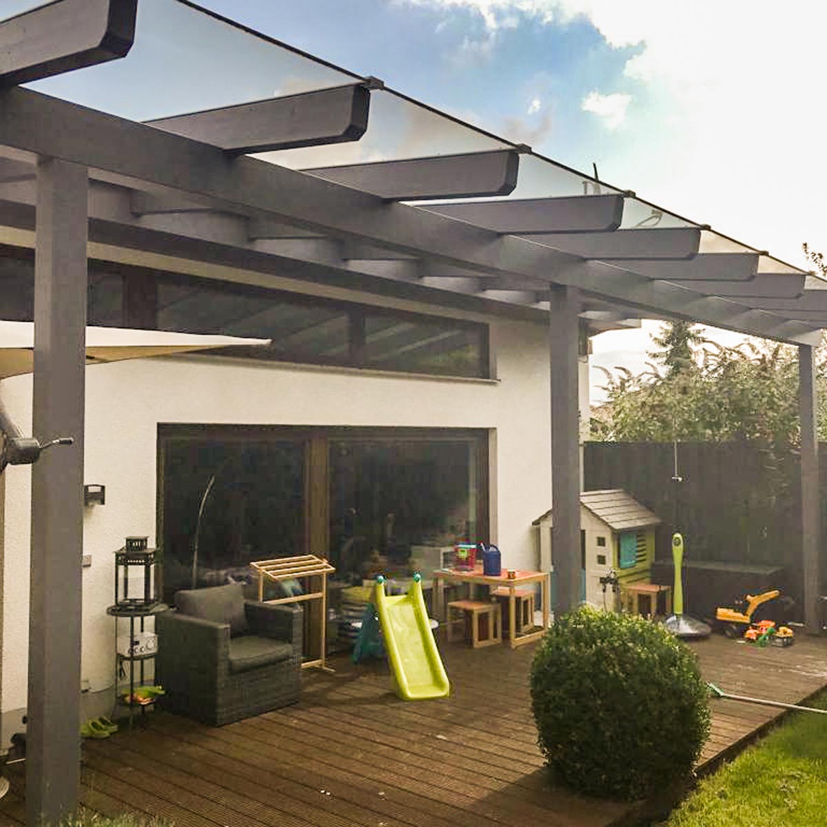 Terassenüberdachung in Echtglas auf Holzunterbau